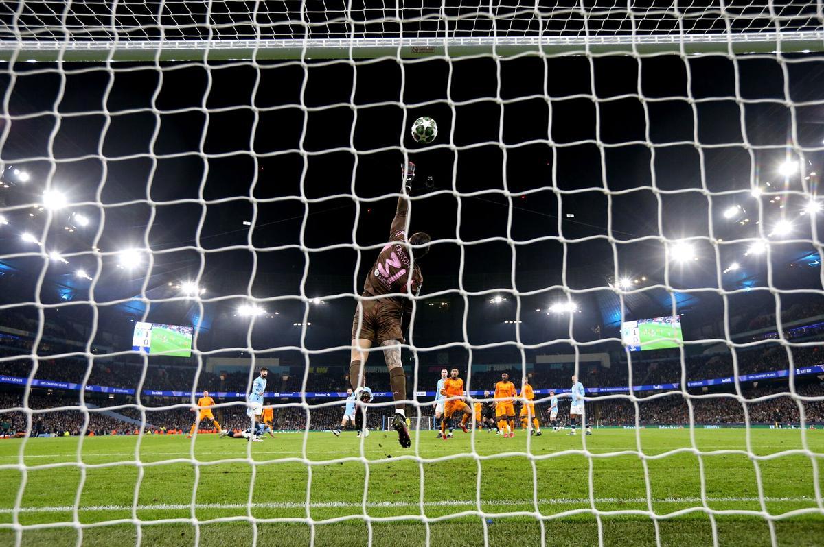 MANCHESTER (United Kingdom), 11/02/2025.- Manchester City goalkeeper Ederson in action during the UEFA Champions League knockout phase play-offs 1st leg match between Manchester City and Real Madrid, in Manchester, Britain, 11 February 2025. (Liga de Campeones, Reino Unido) EFE/EPA/ADAM VAUGHAN