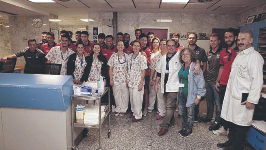 La plantilla blanquiazul, en una reciente visita a un centro hospitalario.