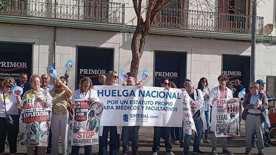 Concentración de médicos de Ibiza en Vara de Rey este miércoles
