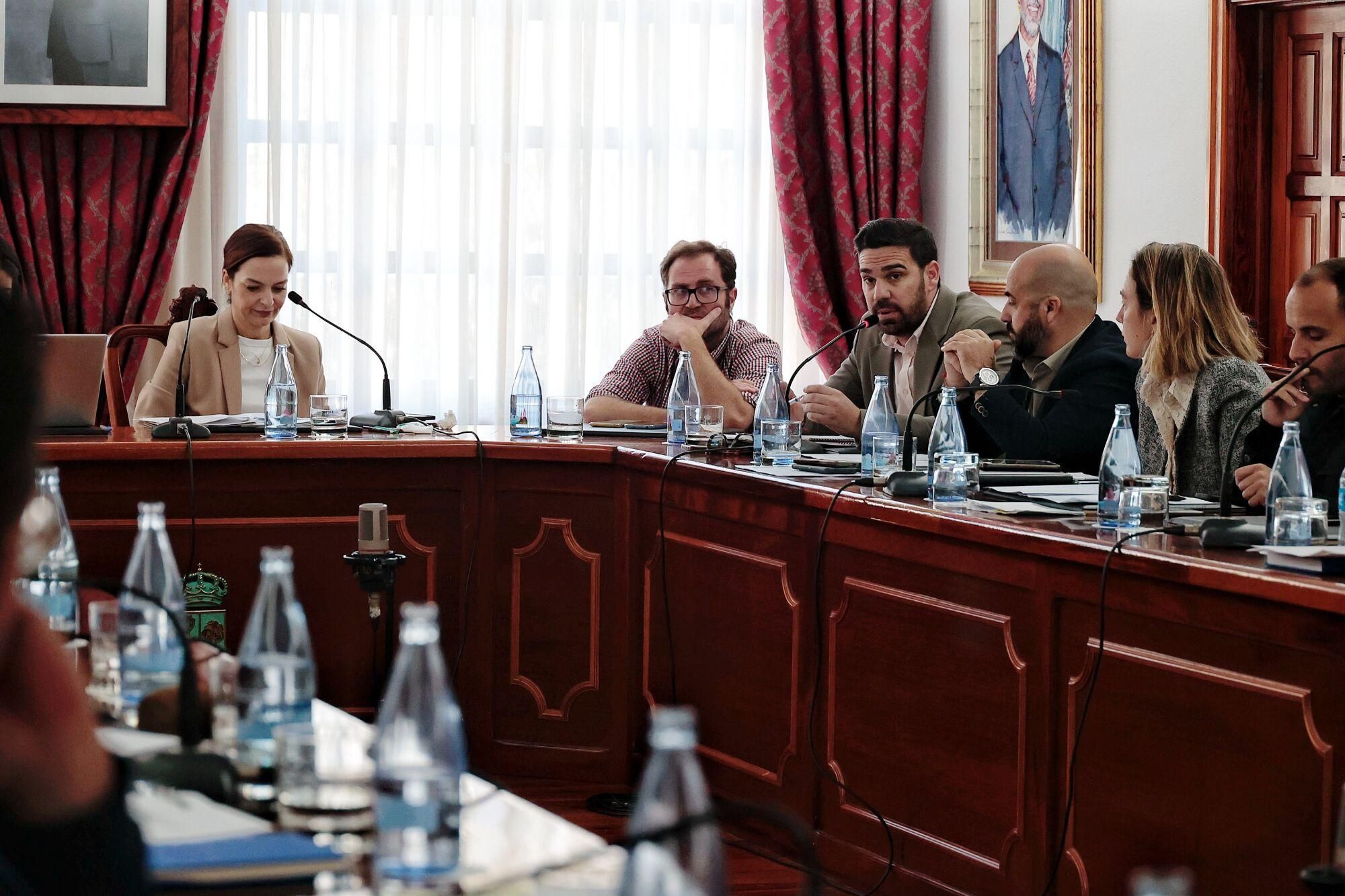 Pleno para destituir a Más por Arona e incorporar a Vox al gobierno municipal