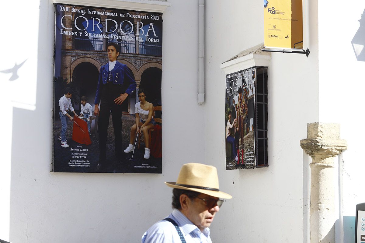 Exposición de Antonio Cabello en la fachada del Museo Taurino