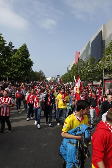 Ambientazo rojiblanco en los aledaños de El Molinón antes del partido