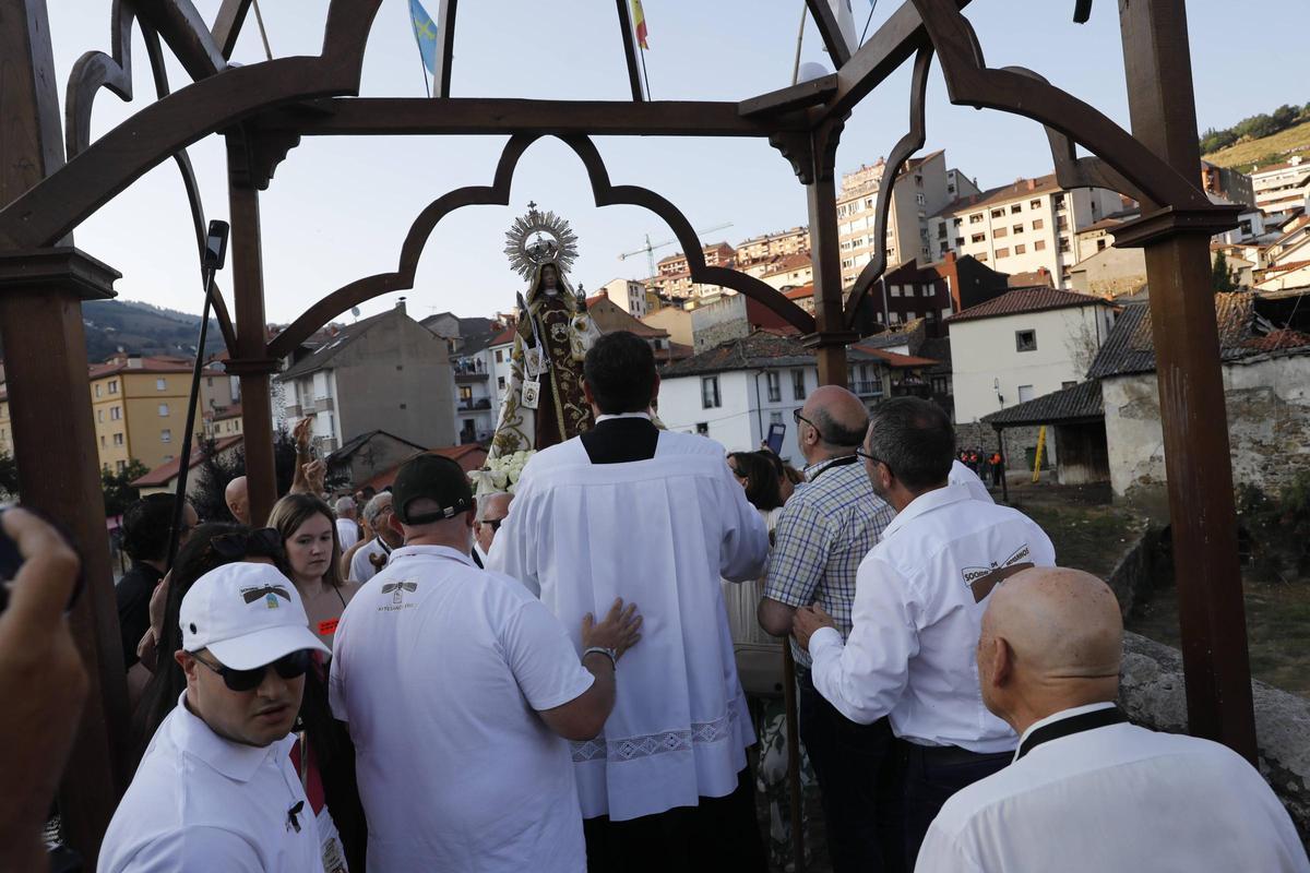 Así fue la impresionante Descarga que hizo temblar a Cangas del Narcea: 6.22 minutos de estruendo y casi 100.000 voladores en el cielo