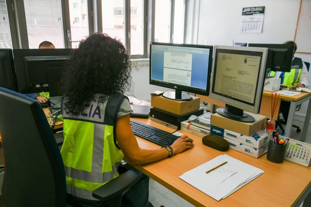 La subinspectora trabaja en unas diligencias policiales sobre una denuncia. | Jose Luis Fernández