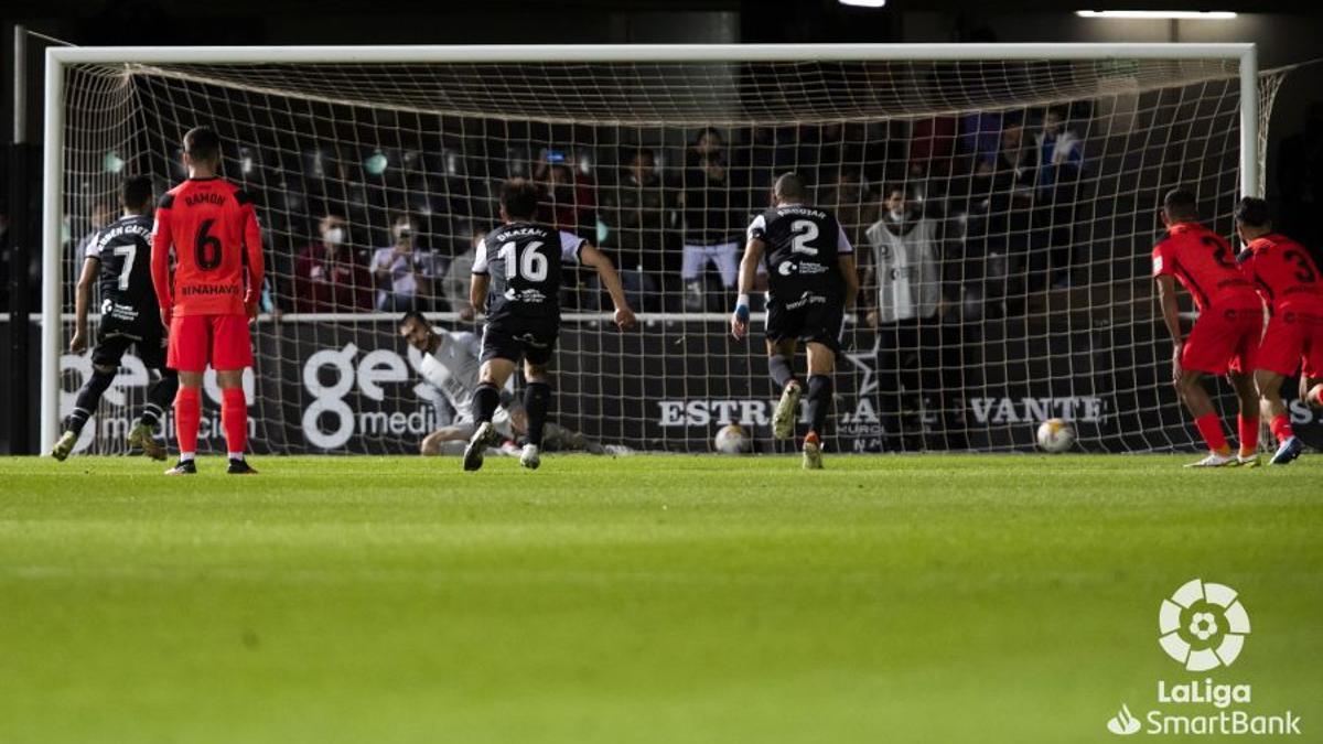 Rubén Castro marcó de penalti al Málaga CF en Cartagonova.