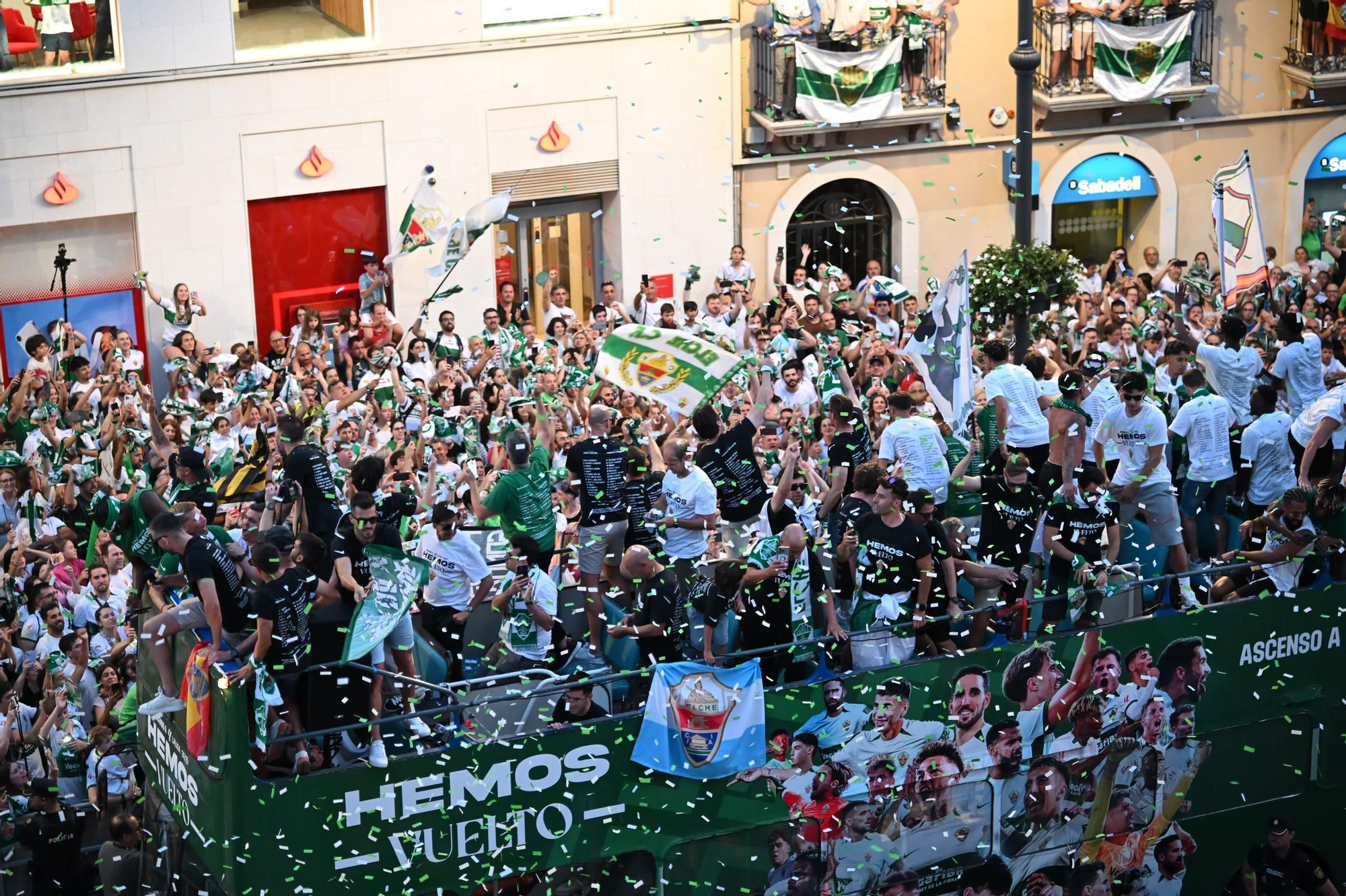 El Elche CF celebra el ascenso a Primera con una rúa en autobús hasta la Plaça de Baix