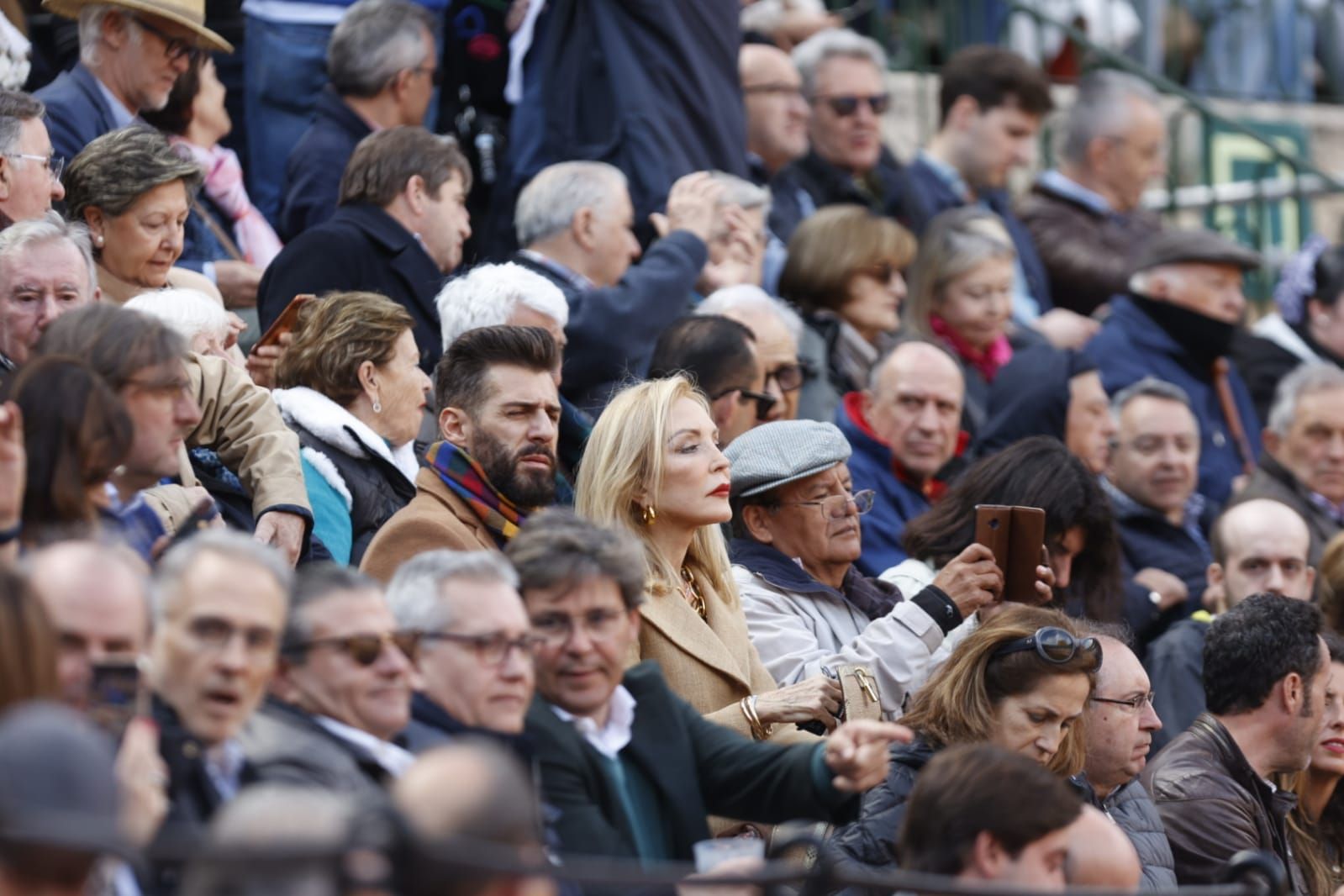 El efecto llamada de Roca Rey llena la plaza de toros de famosos