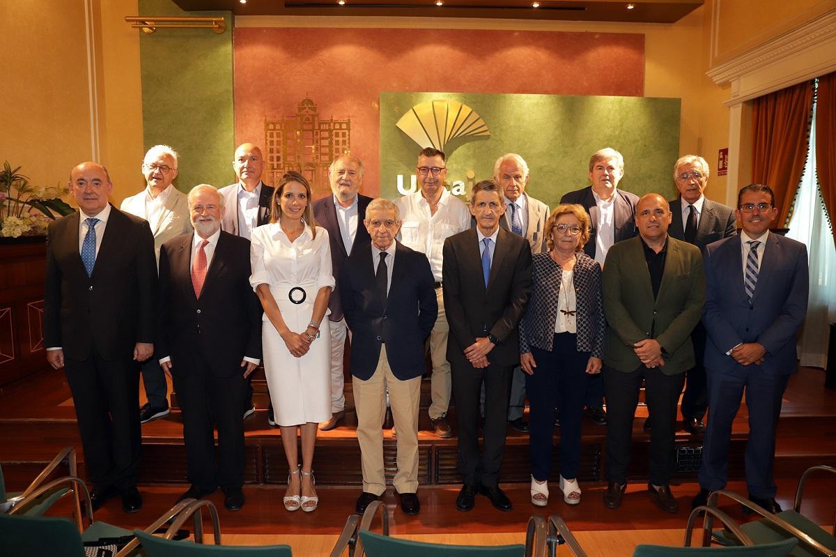 El patronato de la Fundación Bancaria Unicaja, con el presidente saliente, Braulio Medel, y su sustituto, José Manuel Domínguez, en el centro.