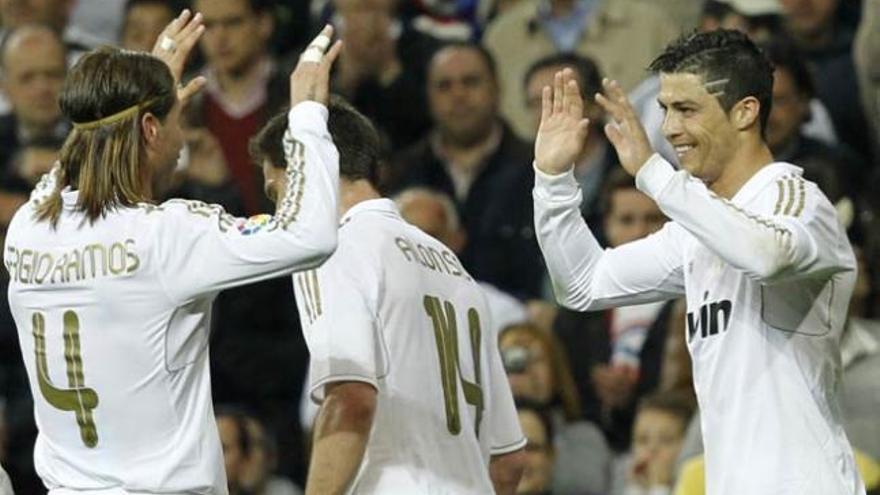 Cristiano Ronaldo celebra con Ramos un gol.