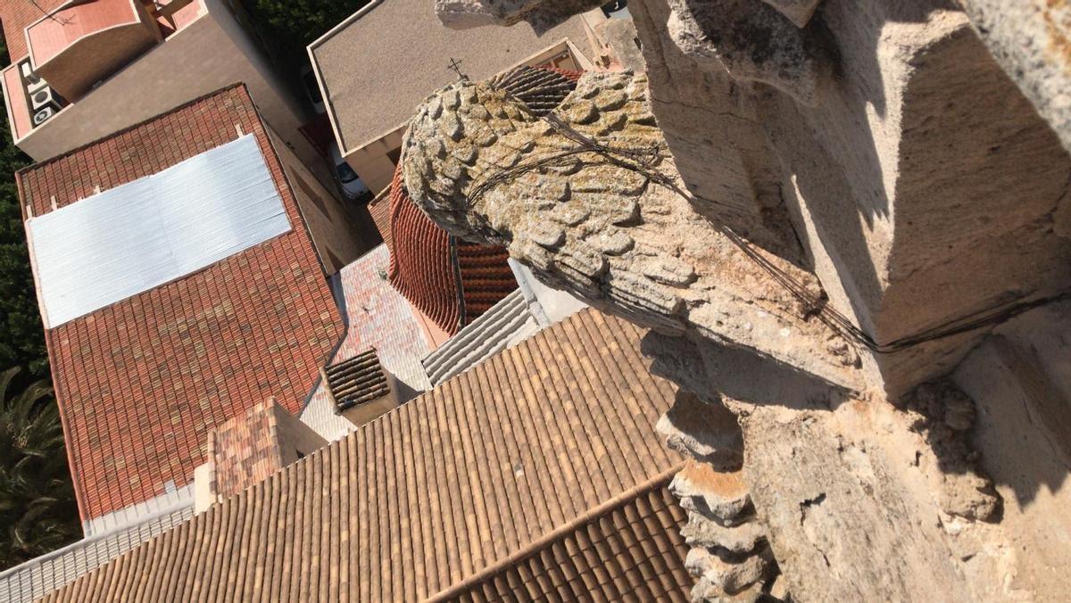 Algunas gárgolas de la torre-campanario están sujetas con alambres