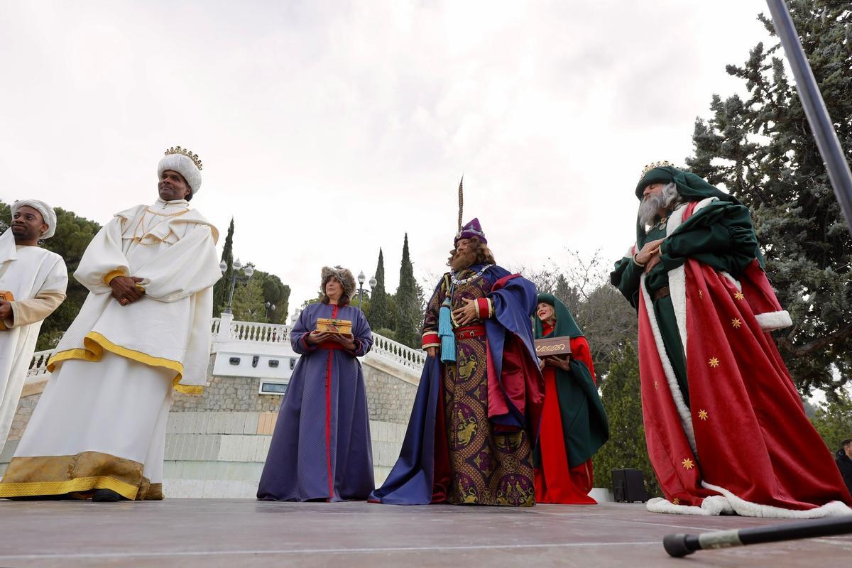 En imágenes | Los Reyes Magos ya están en Zaragoza: miles de familias los reciben en el Parque Grande