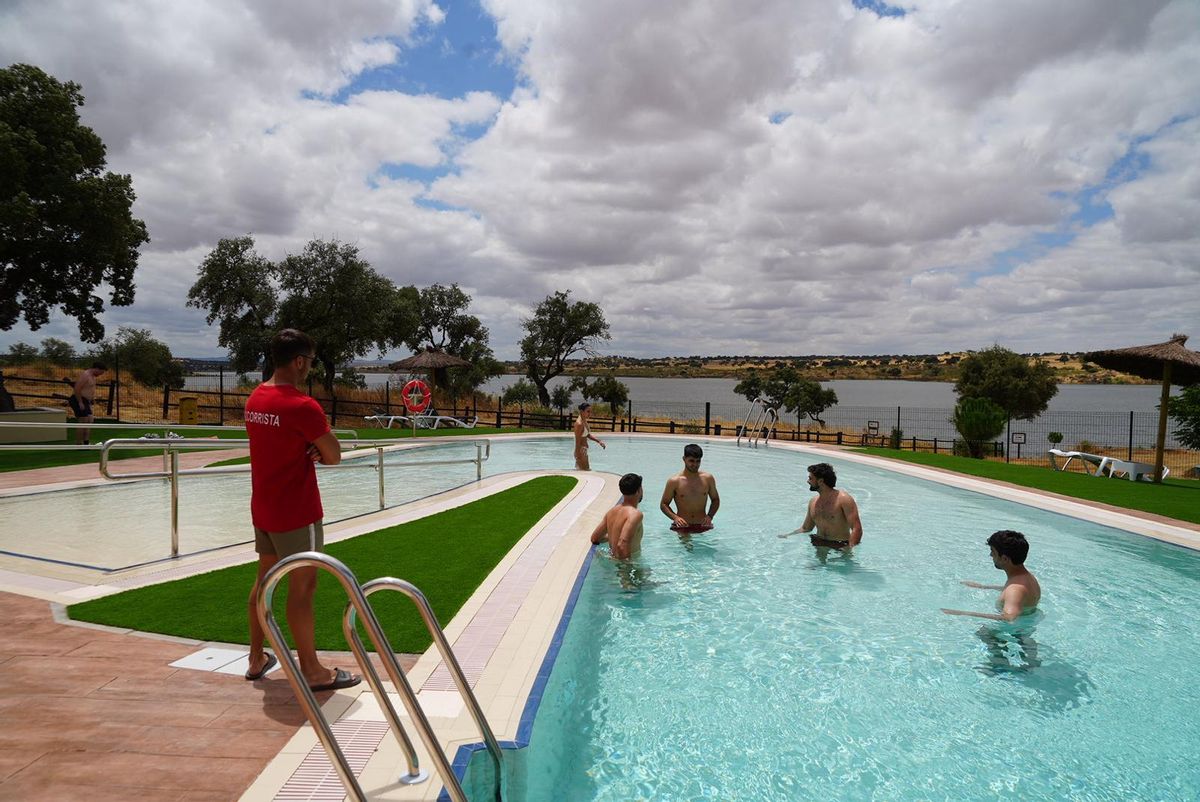 Piscina en forma de &quot;V&quot; junto a La Colada.