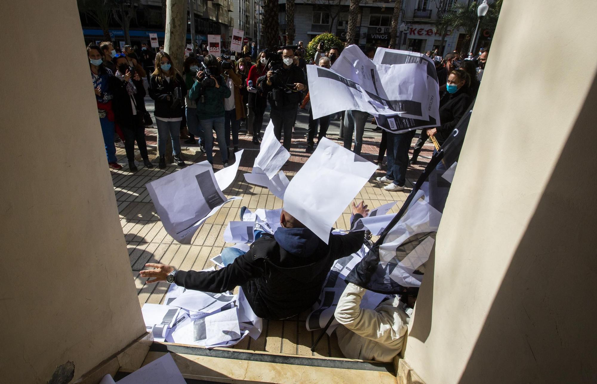 Cacerolada de la hostelería en Alicante con lanzamiento de facturas al Consell ante "la imposibilidad" de hacer frente a los pagos