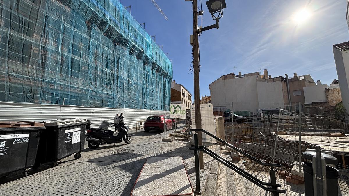 Las obras del hotel avanzan a buen ritmo y justo enfrente se construye un edificio de viviendas.