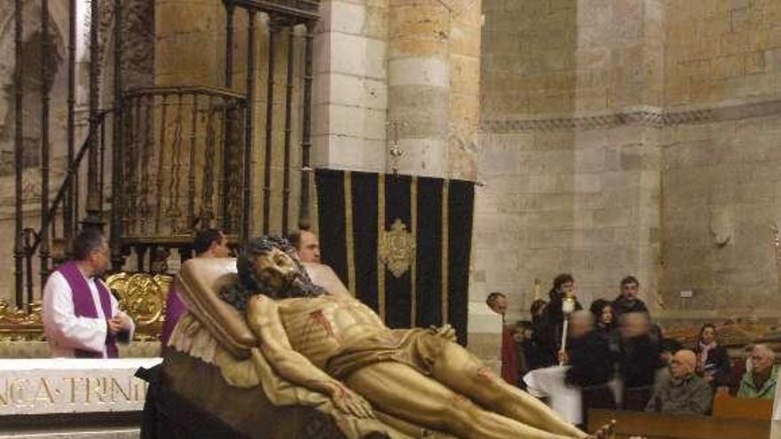 La imagen de Jesús Yacente, en el altar de la Colegiata de Toro.