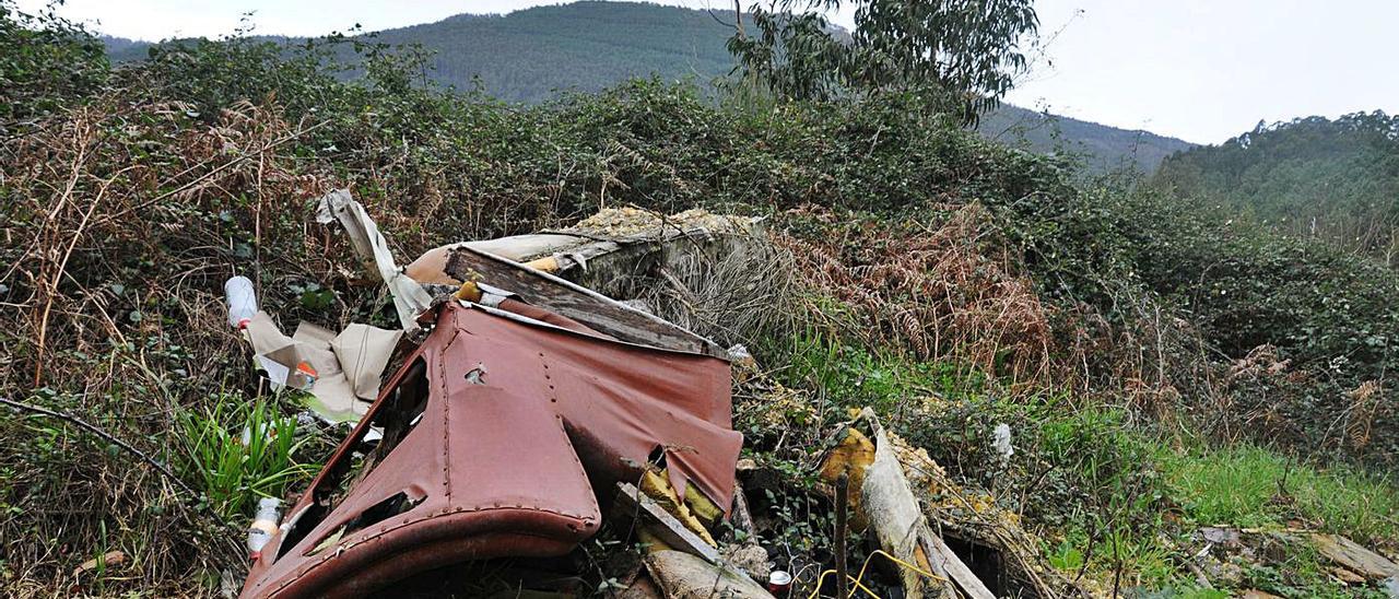 Otro vertido en el monte. | G. NÚÑEZ