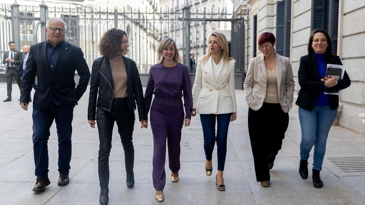 Archivo - La vicepresidenta segunda, Yolanda Díaz, la portavoz de Compromís, Águeda Micó, y otros miembros de Sumar en imagen de archivo.