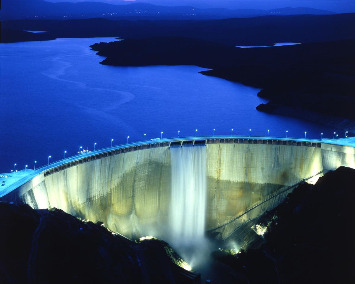 La instalación cuenta con un sistema de auscultación permanente y un entramado de ocho kilómetros de galerías