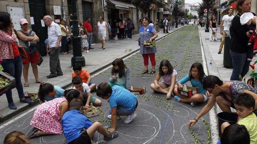 Los niños de Redondela elaboran las alfombras florales del Corpus