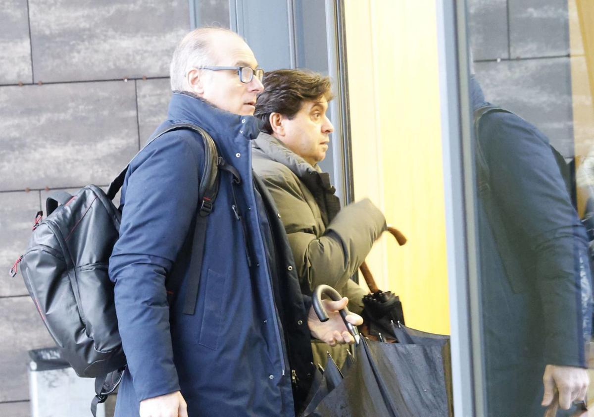 José Manuel del Arco, a la derecha de la imagen, llegando ayer al Palacio de Justicia de Gijón. | ÁNGEL GONZÁLEZ