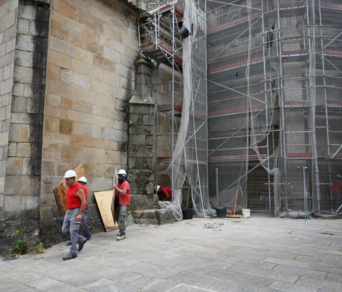 La arquitecta explica los avances de la obra a los responsables de la Xunta. |  Rafa Vázquez