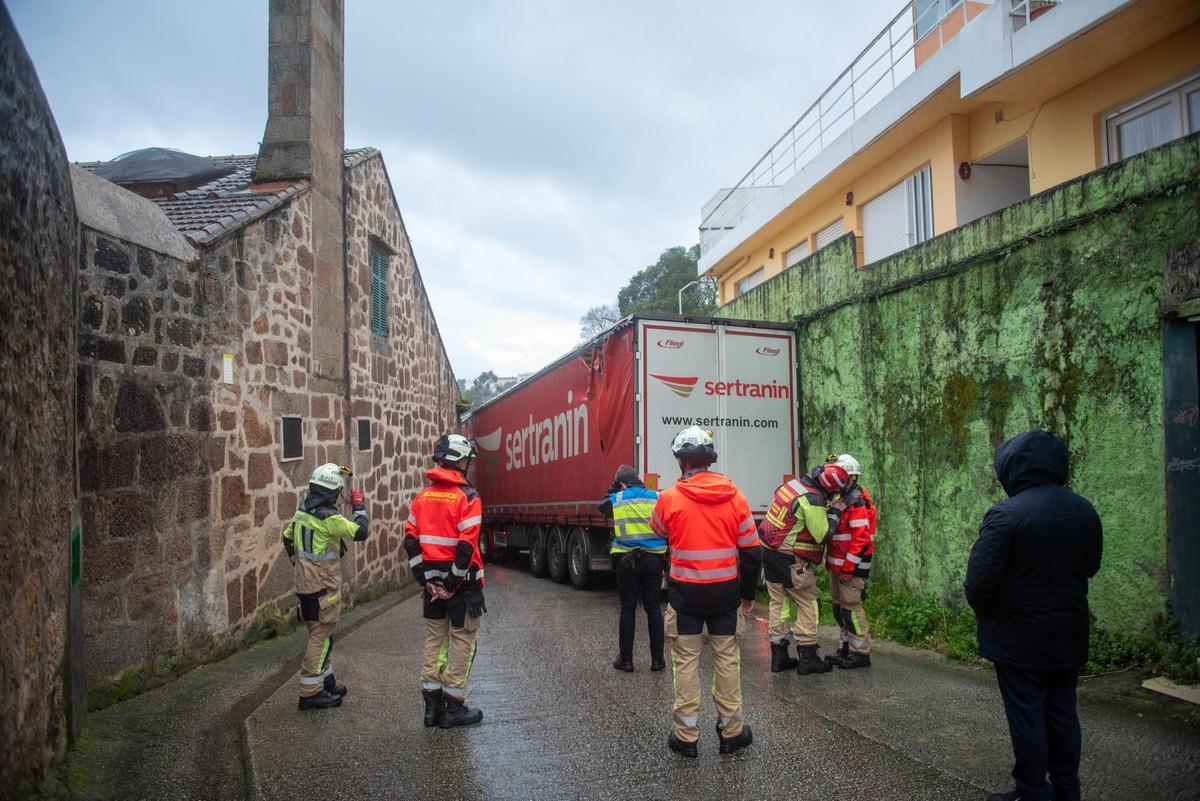Un tráiler, atascado en As Xubias