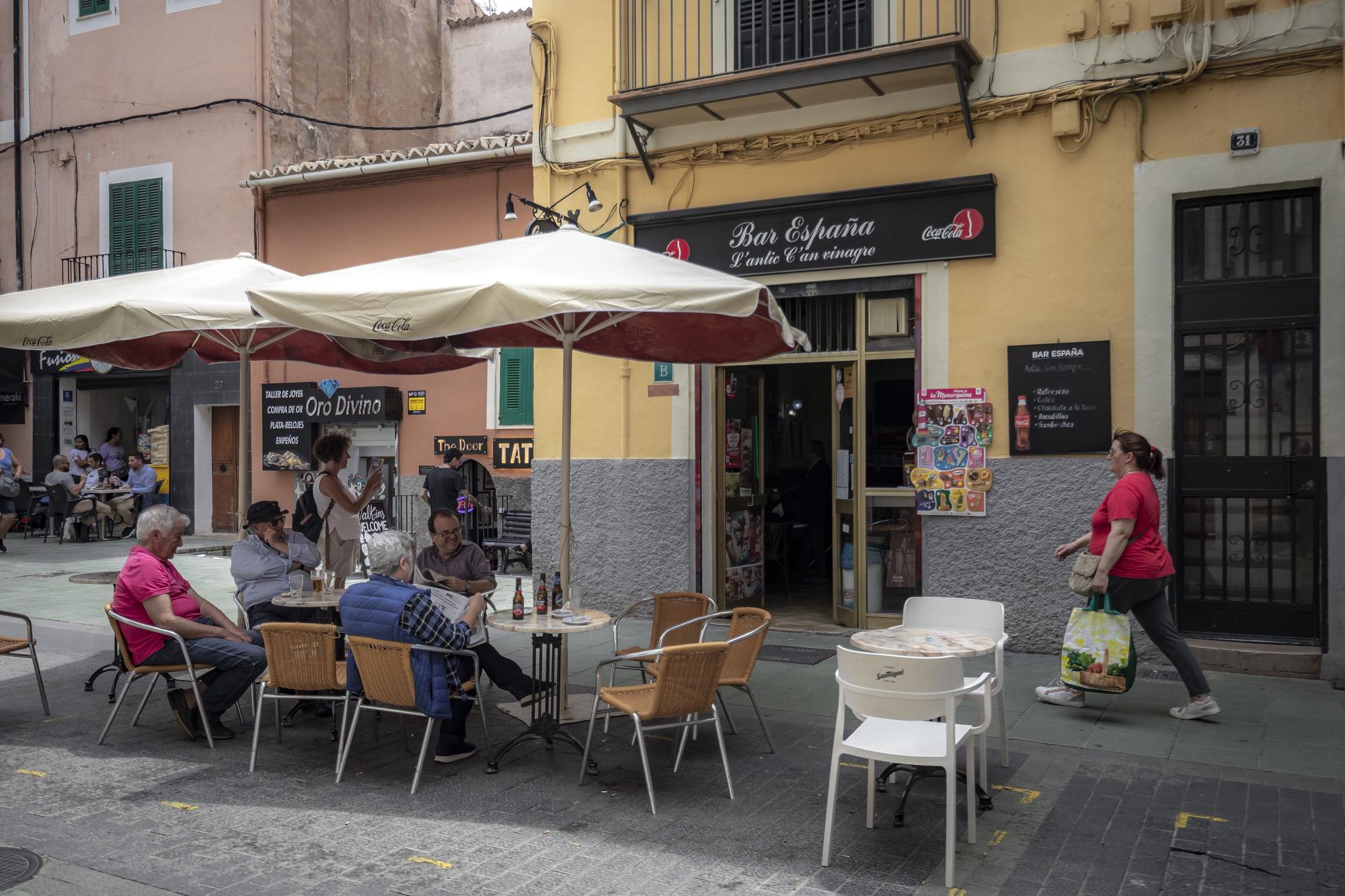 El bar España Ca'n Vinagre se suma a la prohibición de fumar en su terraza