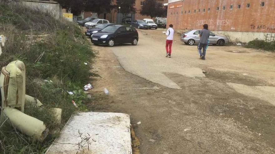 Restos de mobiliario en una calle paralela a la Vía del Canal.