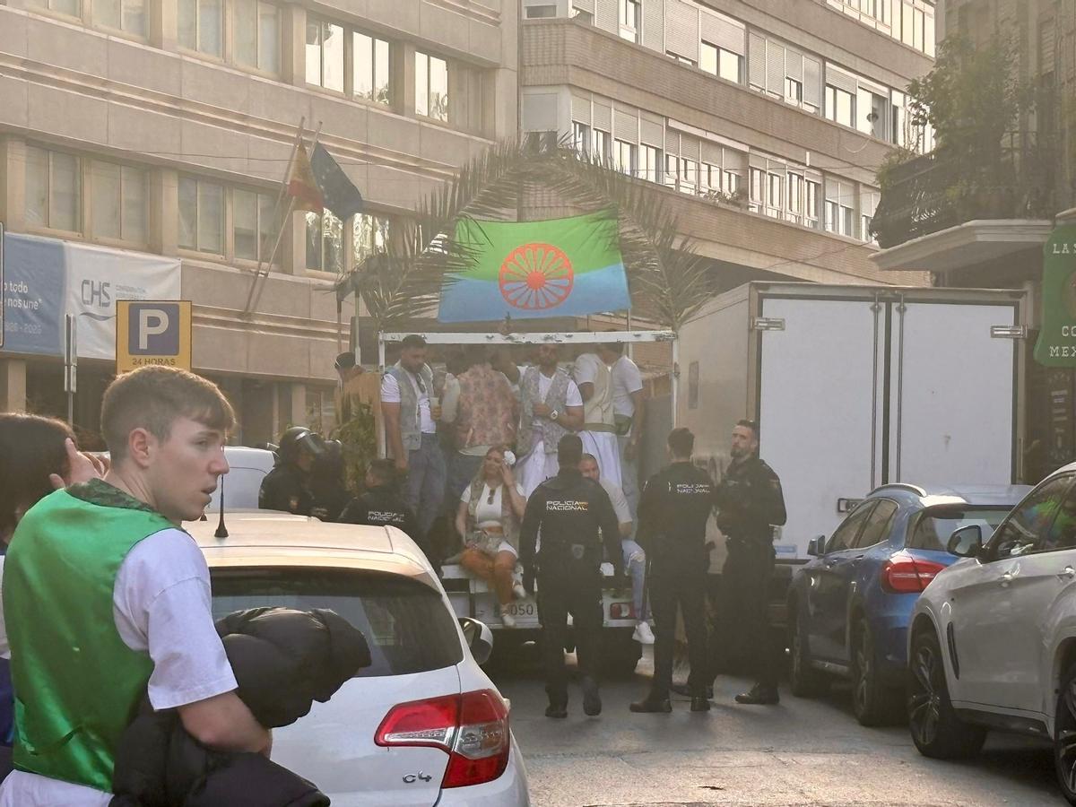 La Policía Nacional junto a las personas en el camión.