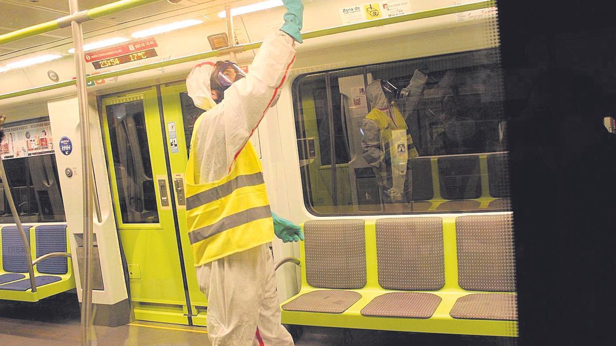 Técnicos de FGV limpiando con la nueva técnica