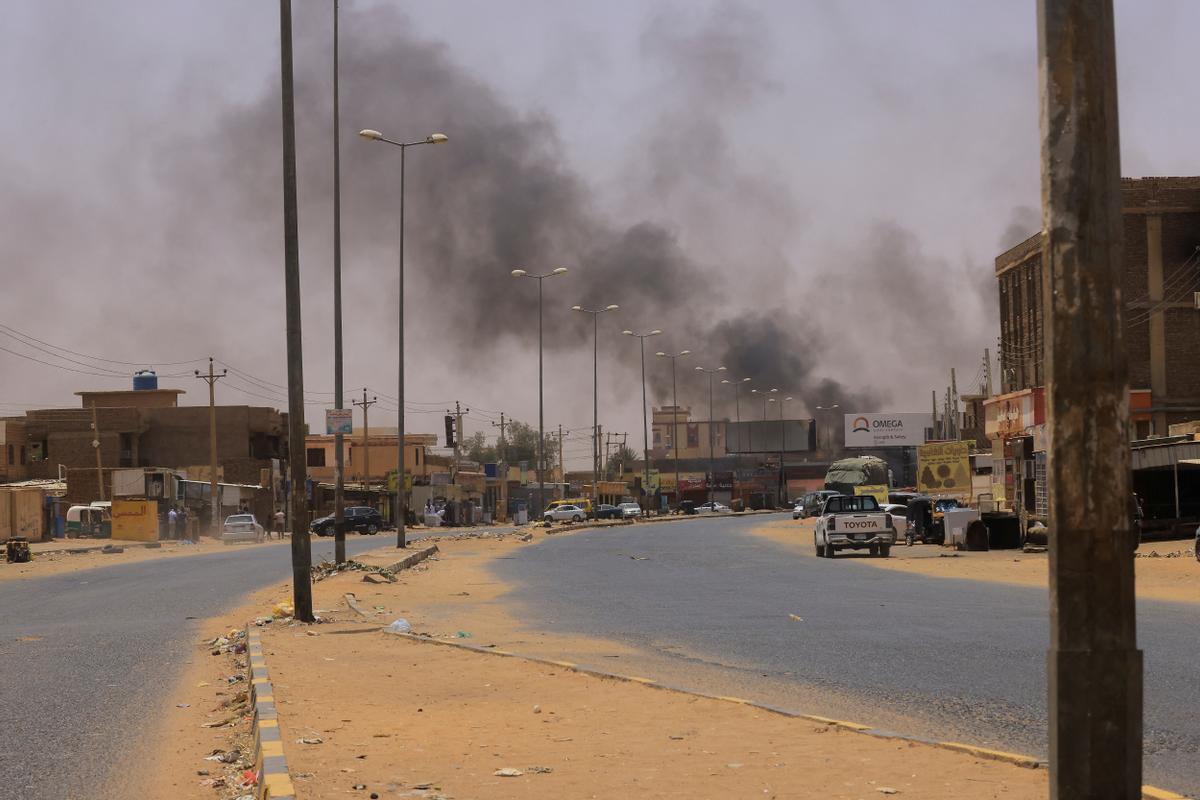 Fuego en Omdurmán, ciudad de Sudán, durante los combates entre Ejército y paramilitares, este sábado.