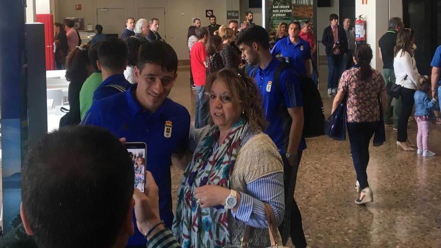 Una aficionada se fotografía con Berjón en el aeropuerto de Asturias.