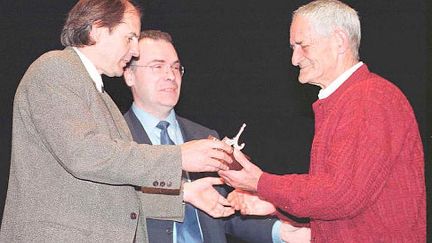 Ramon Torramadé, a la dreta, va rebre el premi Tres de Març l&#039;any 2000 del regidor de Cultura, Enric Pallàs.