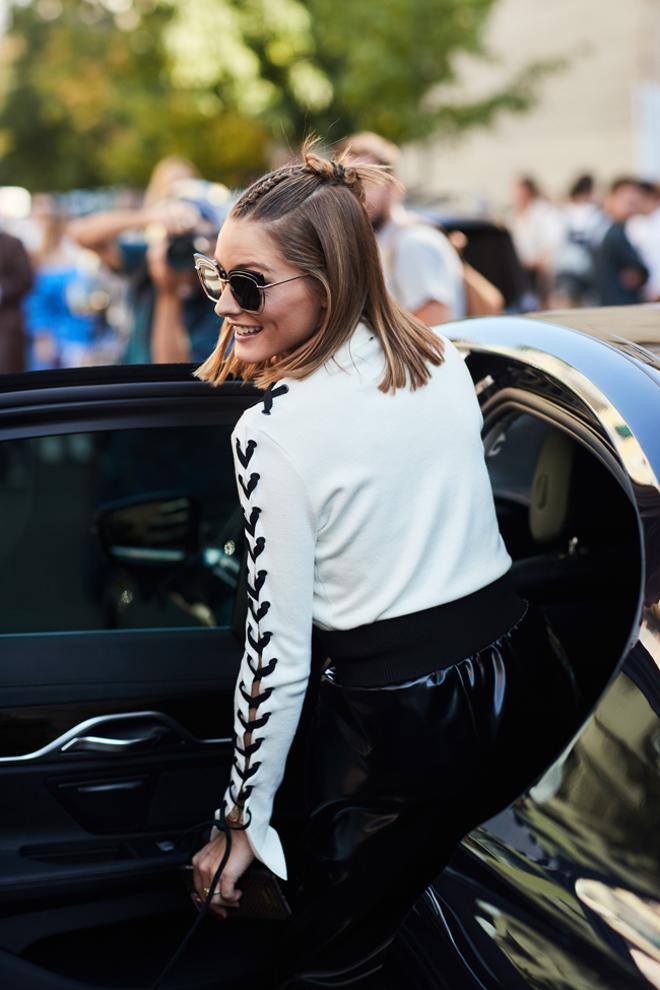 Olivia Palermo con una trenza de raíz terminada en moño en la Semana de la Moda de Milán