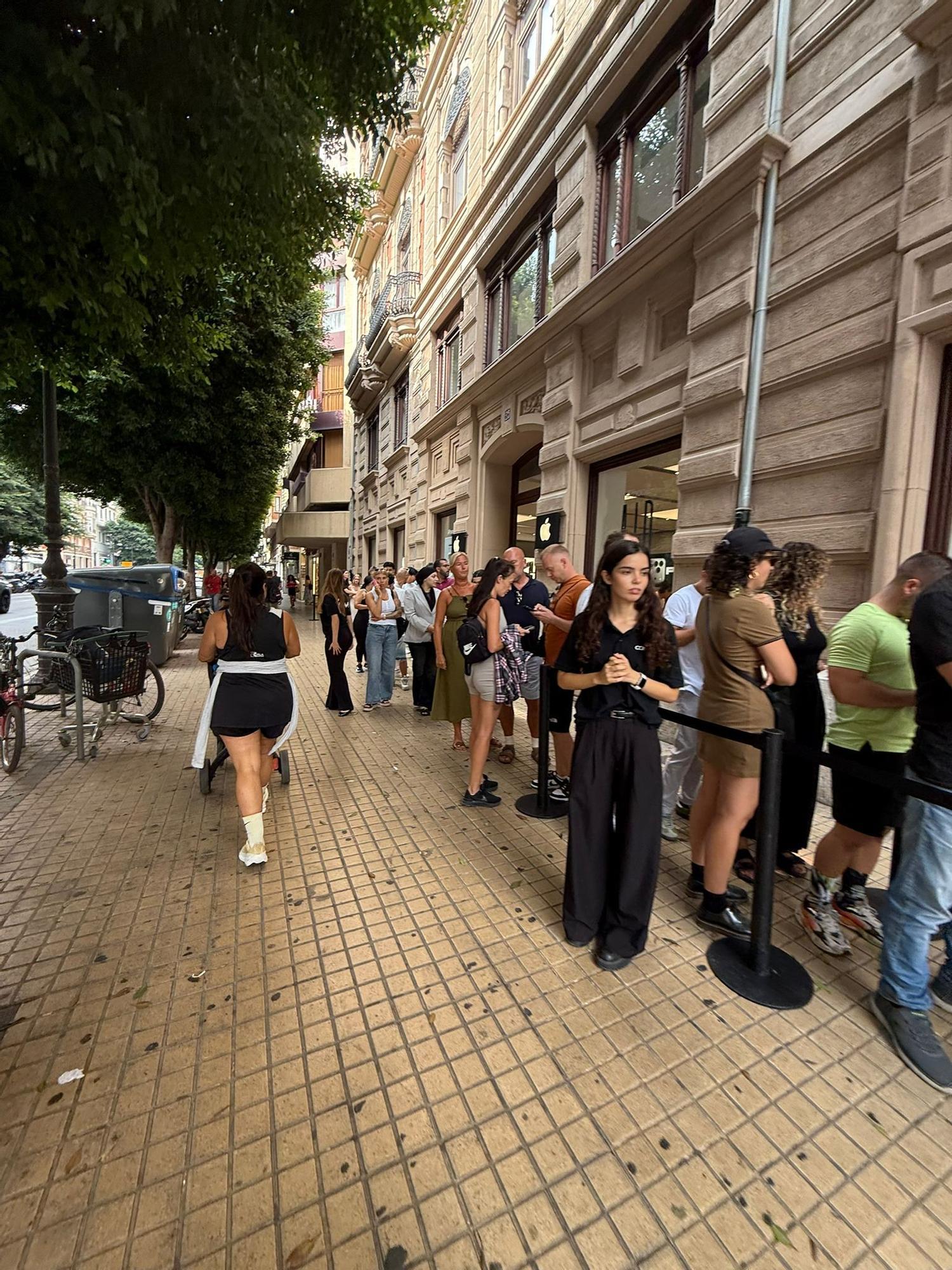 Colas en la tienda Apple de València para comprar el nuevo iphone