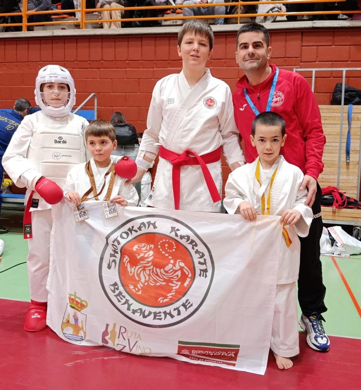 Equipo del Shotokan Kárate Benavente en la cita disputada en La Rosaleda.
