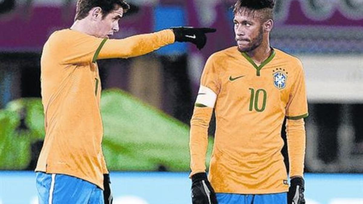 Oscar da instrucciones a Neymar durante el encuentro.