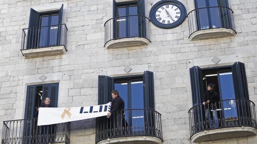 L&#039;Ajuntament de Girona retira la pancarta dels presos i la canvia per una altra amb el lema &#039;Llibertat d&#039;expressió&#039;