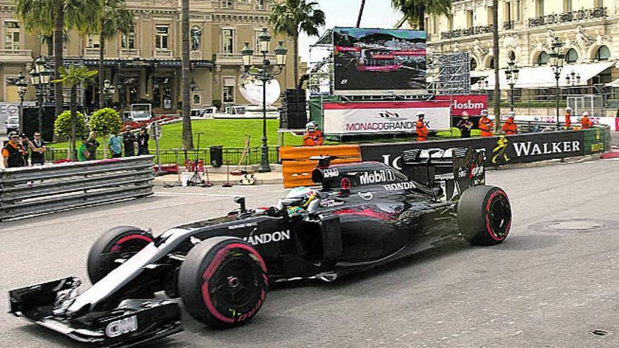 Alonso, rodando ayer en las calles de Montecarlo.