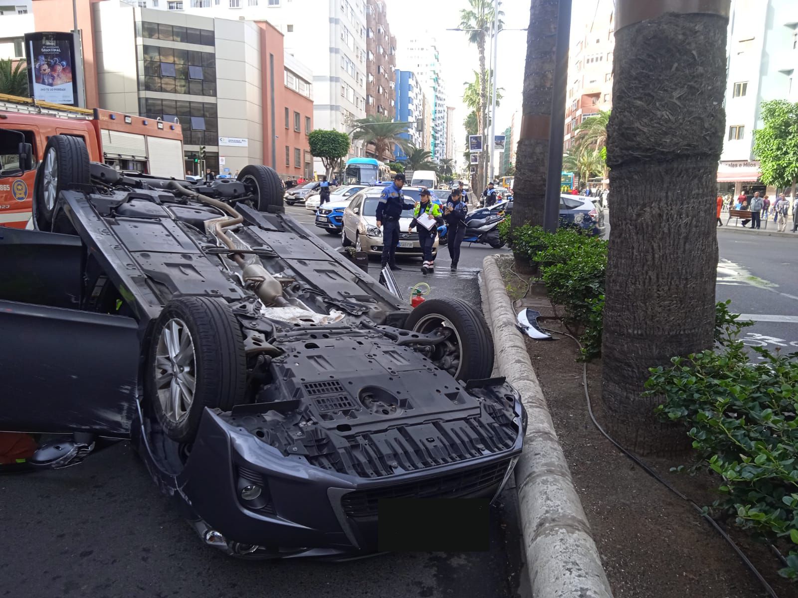 Un coche vuelca en Mesa y López.