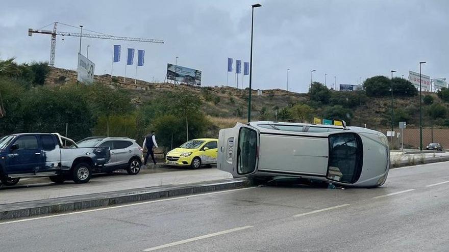 Una mujer herida al volcar su coche en El Mayorazgo