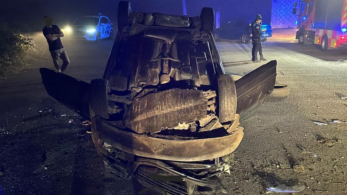 Estado del vehículo tras el accidente en las inmediaciones del campo Mari Paz Vilas de Bamio.
