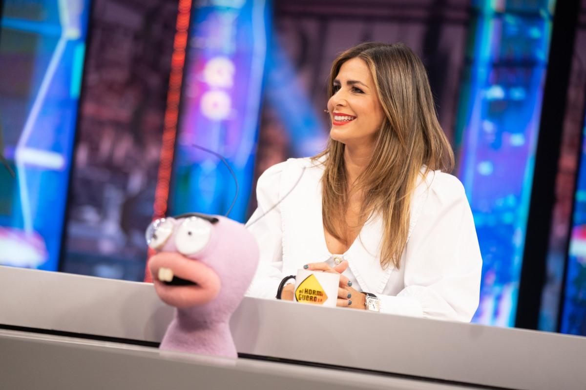Nuria Roca en el programa 'El Hormiguero' con una camisa blanca de Uterqüe