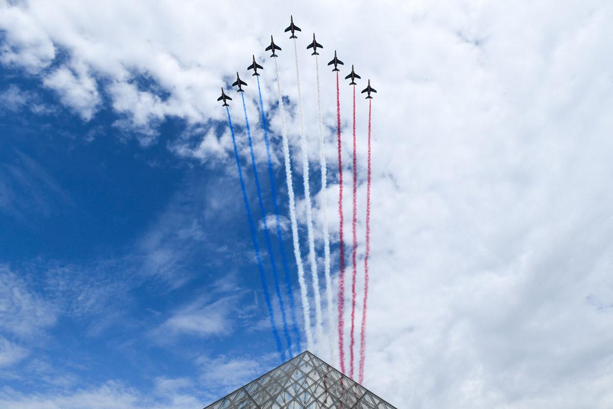 París celebra por todo alto el aniversario de la toma de la Bastilla.