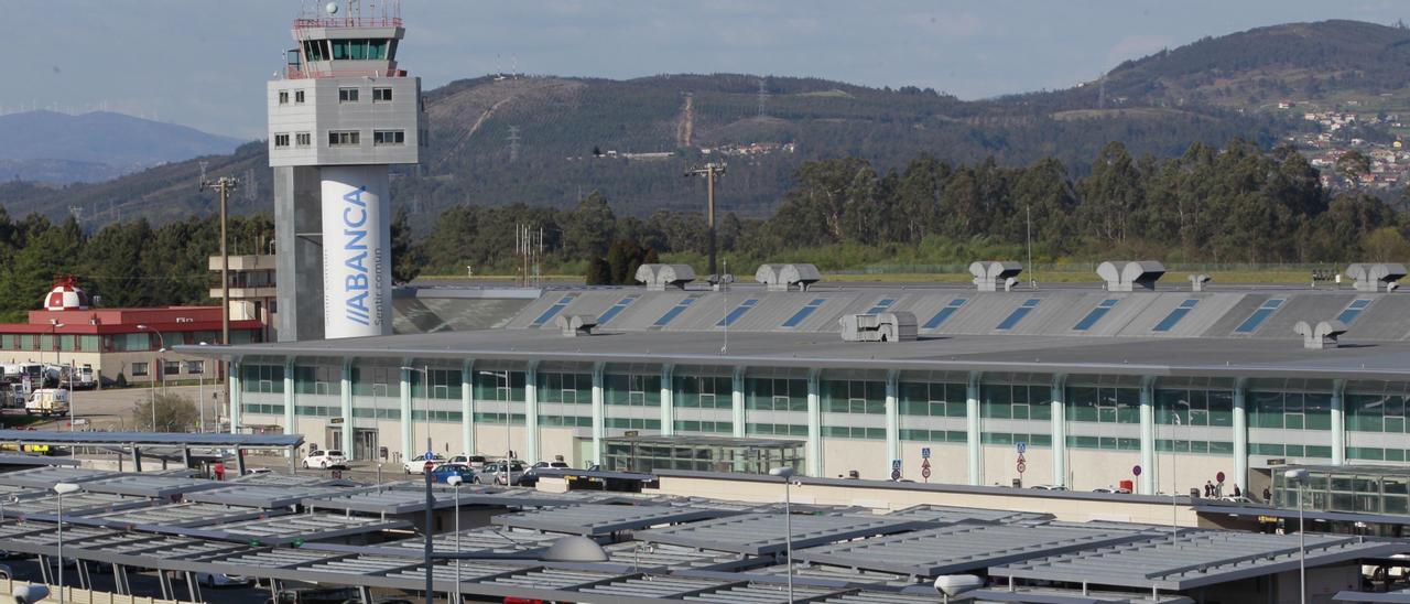 Vista del aeropuerto de Vigo en cuyo parking se realizará una feria de vehículos de ocasión. / Marta G. Brea