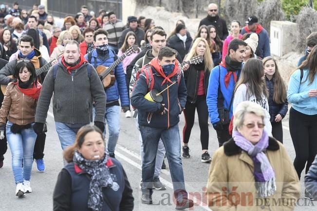 Los romeros acompañan a la Santa pese al frío.