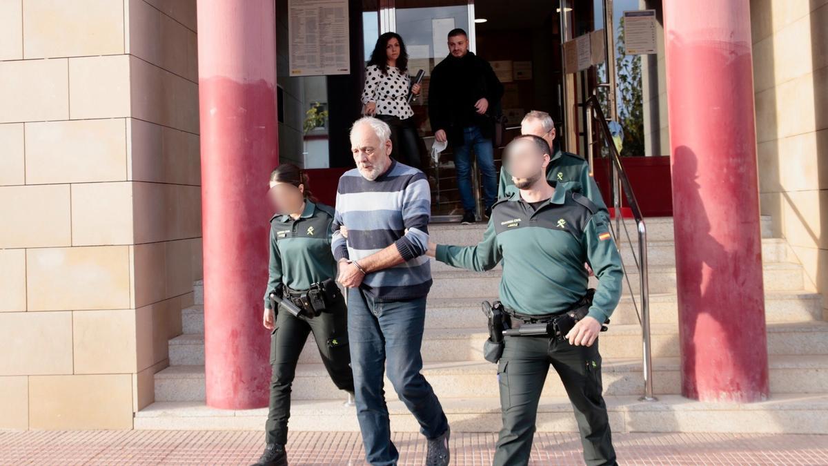 El sospechoso del crimen de Camposol, en Mazarrón, en la puerta del Juzgado de Guardia, custodiado por los agentes.