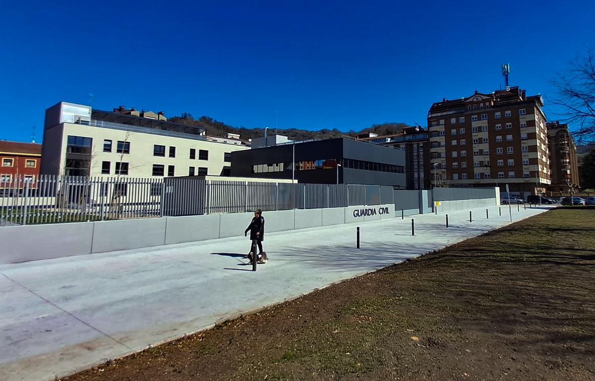 El nuevo cuartel de la Guardia Civil en Mieres, todavía sin abrir.