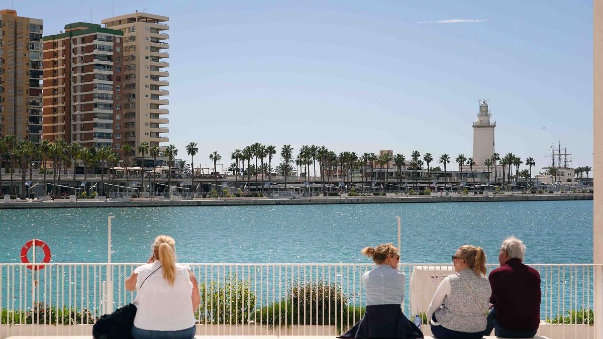Turistas en el puerto de Málaga capital.