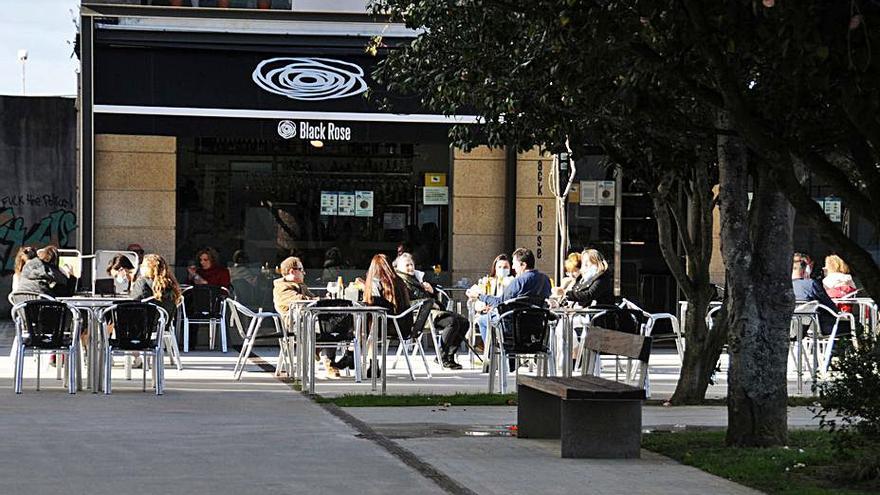 Exterior de establecimientos de la Praza Massó, en Bueu.   | // G.NÚÑEZ